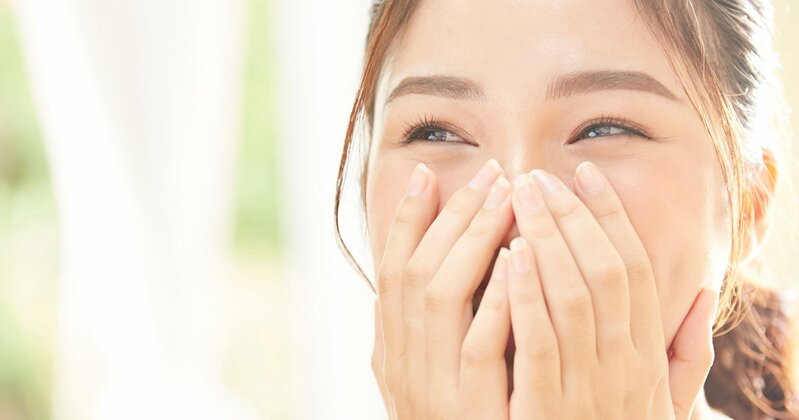 豊かな人生を象徴する、笑顔のビジネスパーソンのイメージ