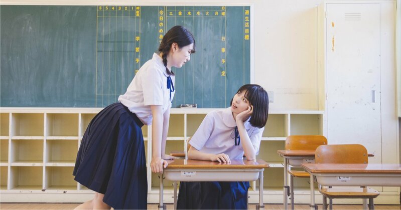 大学受験の進路選択に悩む学生のイメージ。文系か理系かで迷う若者の姿