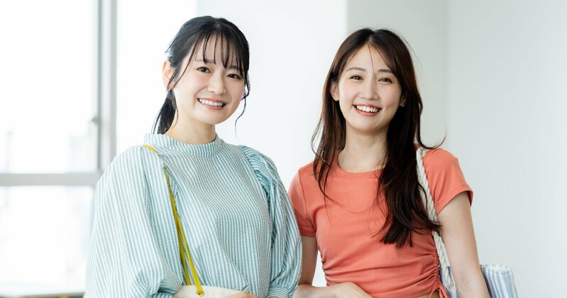 活発な議論を交わす大学生たち、大学キャンパスでの学びの光景