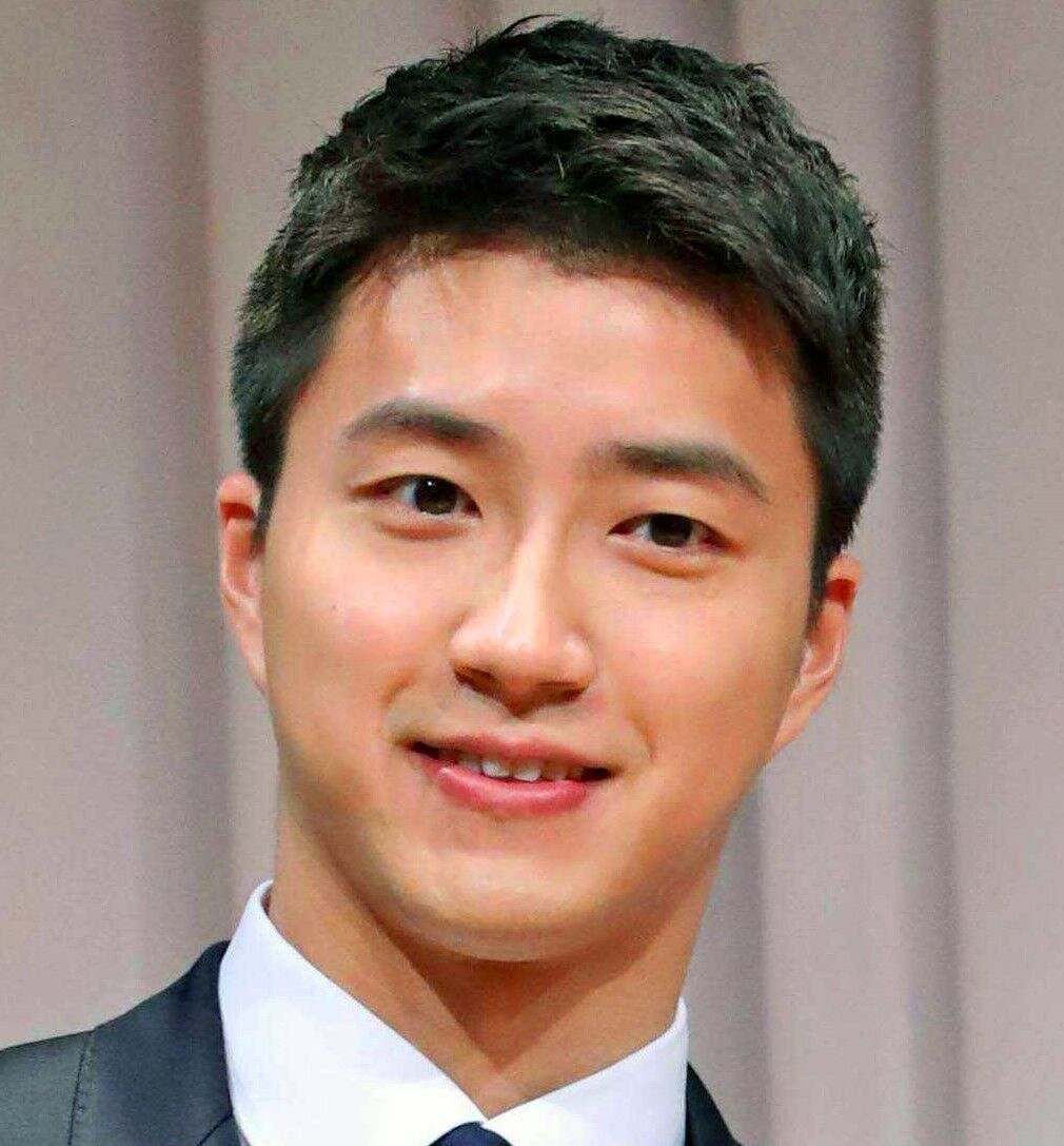 卓球元台湾代表の江宏傑氏がインスタグラムで披露した、リラックスしたグレーのTシャツ姿の自撮り写真。