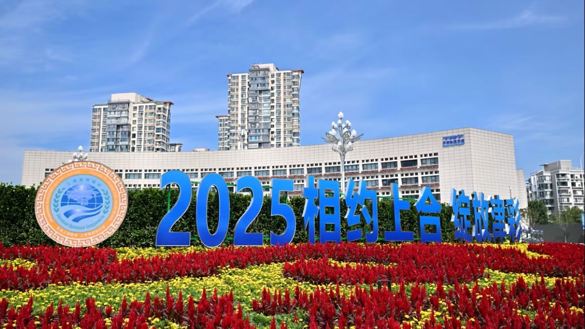中国・天津で開催される上海協力機構（SCO）首脳会議の様子。各国首脳が集結し、中国の国際的な影響力拡大を示すイベントとなった。