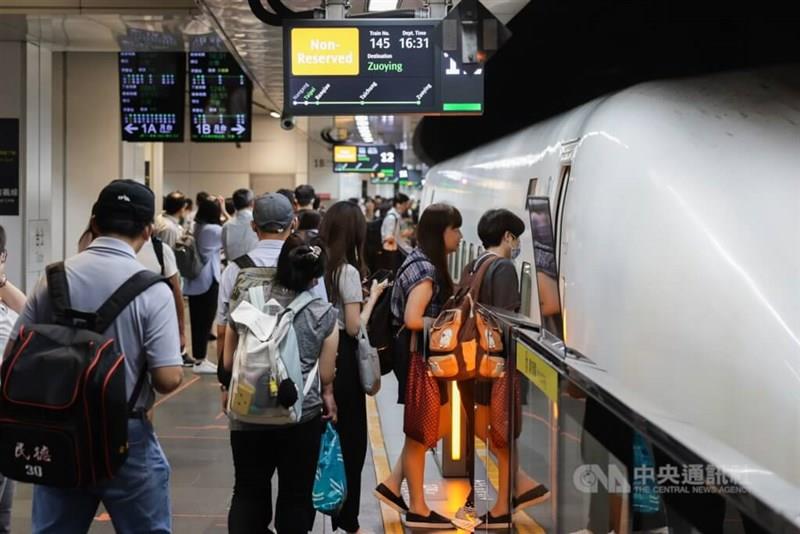 台湾高速鉄道の車両内で、多くの乗客が行き交うデッキと通路の様子
