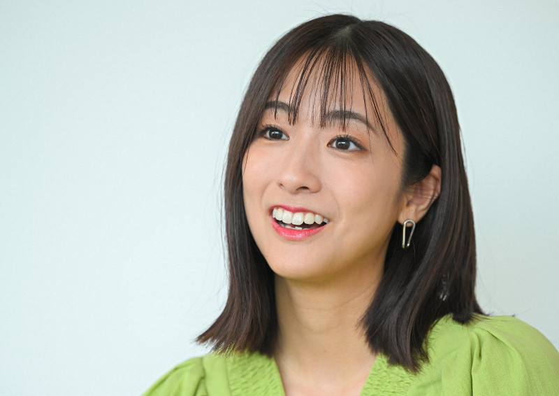 TBSの「ラヴィット！」で活躍する人気アナウンサー田村真子氏のインタビュー風景。仏教の教えがキャリアに与えた影響を語る。