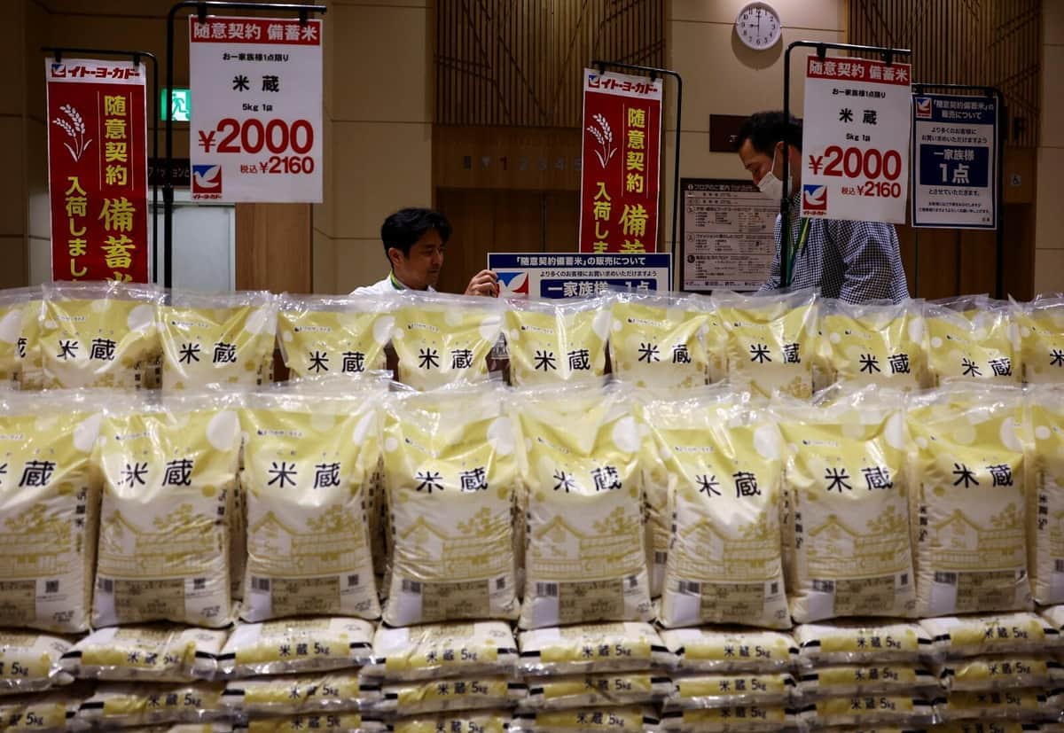 スーパーの棚に積まれた随意契約の備蓄米。米価高騰とコメ不足が続く中、消費者の関心を集めるも売れ残りも目立つ現状を表す