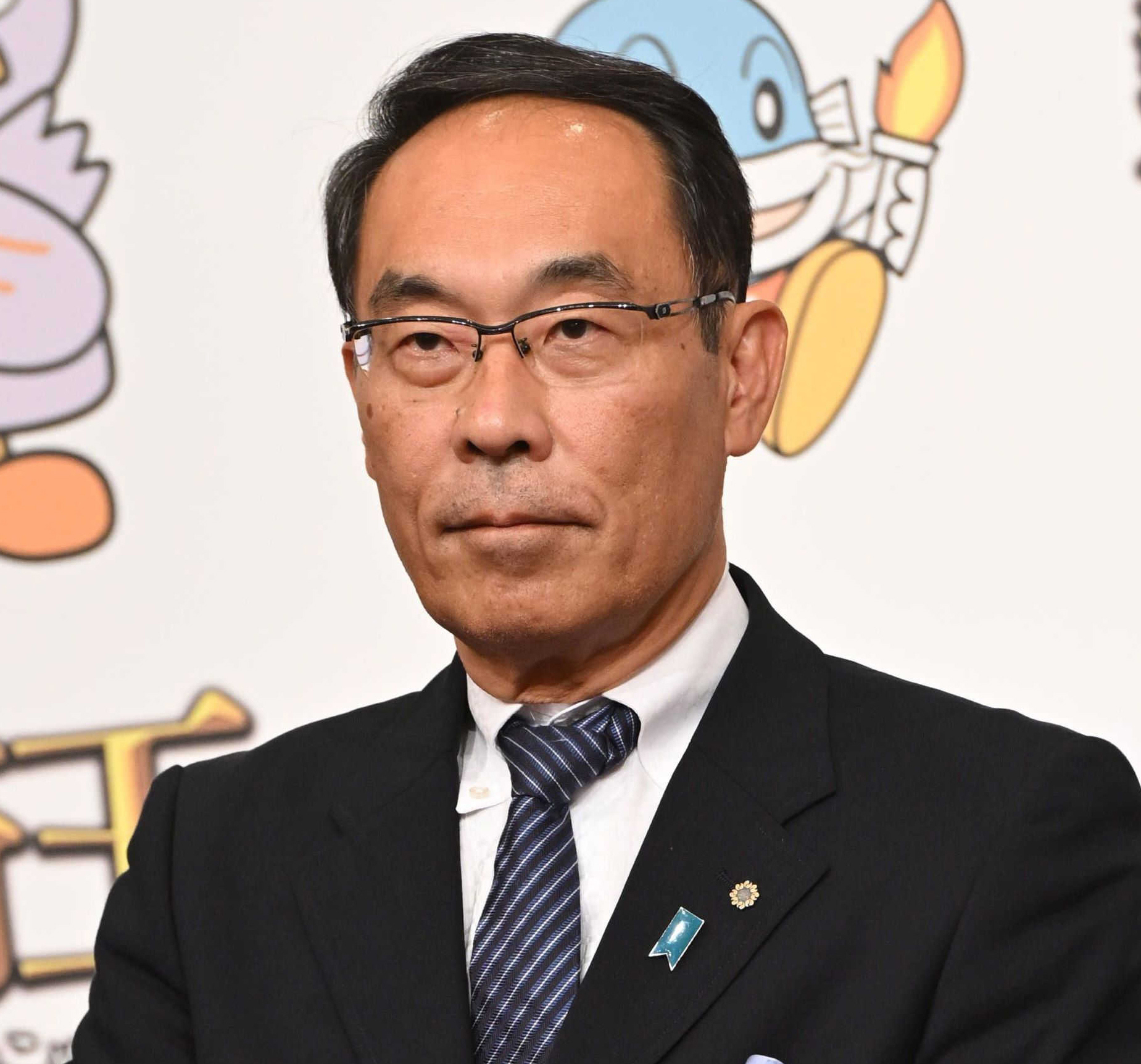テレビ番組に出演し、トルコ国籍者のビザ免除一時停止について説明する埼玉県の大野元裕知事