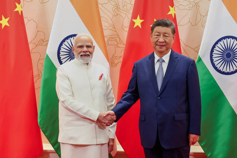 2025年8月31日、中国・天津での上海協力機構（SCO）首脳会議中、関係改善を確認し握手を交わすインドのモディ首相と中国の習近平国家主席。