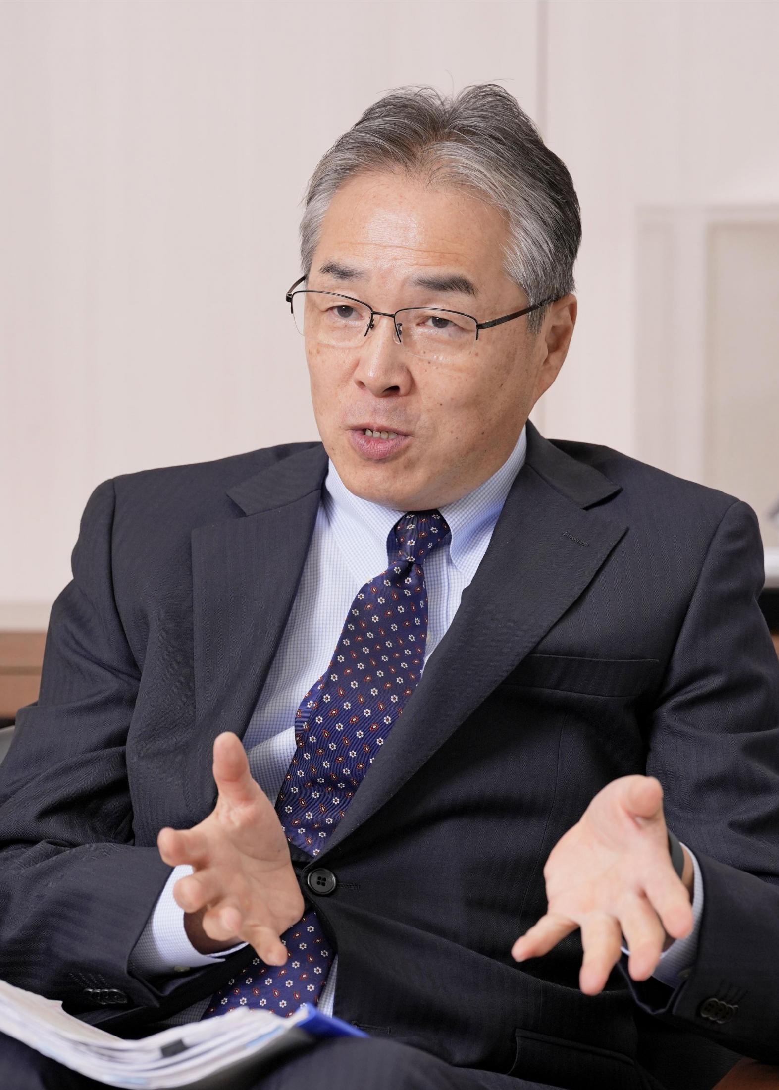 京成電鉄の天野貴夫社長がインタビューに応じる様子。成田空港の機能拡張に対応する大規模投資の必要性について言及。