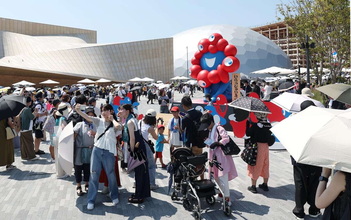 大阪・関西万博会場に集まる大勢の来場者、にぎわう様子