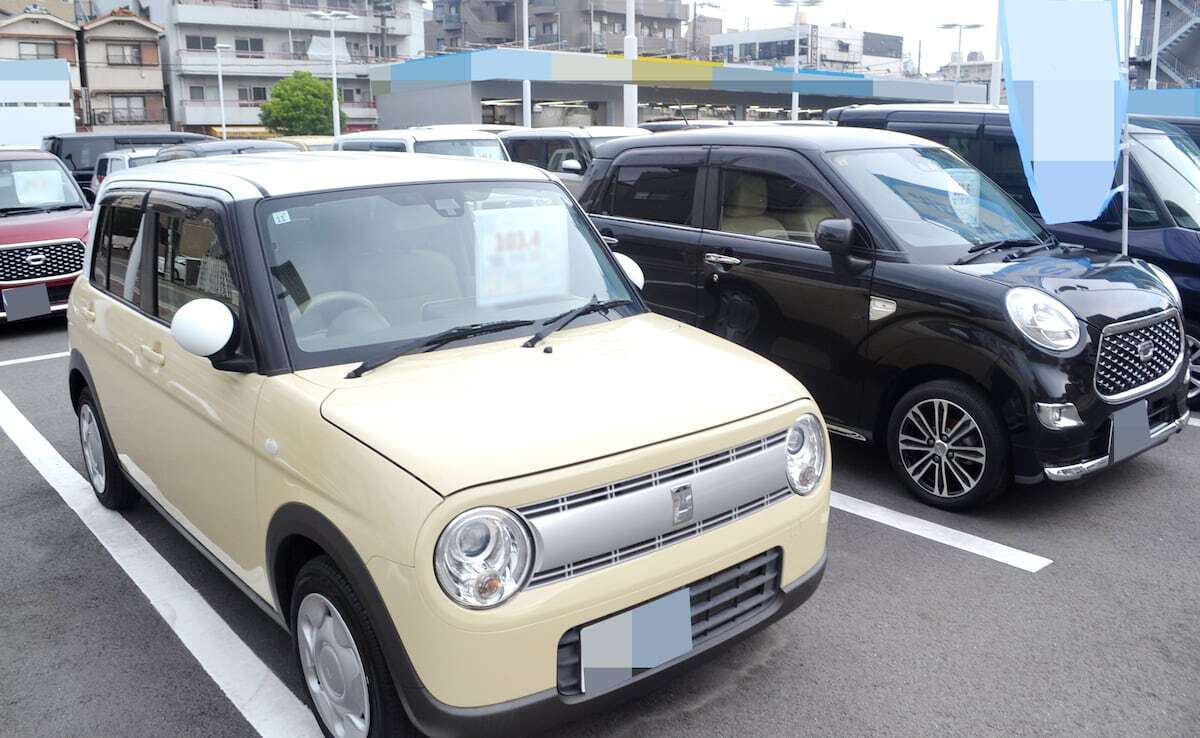 大阪市内の路上に展示された中古車。仕入れ価格高騰で販売店の経営を圧迫している