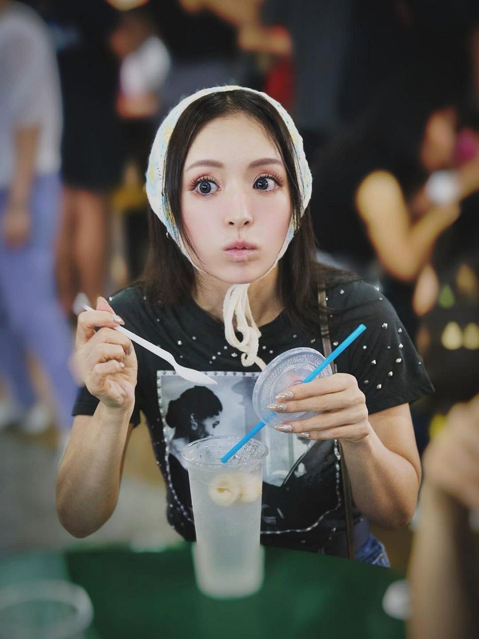 白いタンクトップ姿で鍛え抜かれた肉体美と右肩のタトゥーを披露する浜崎あゆみ