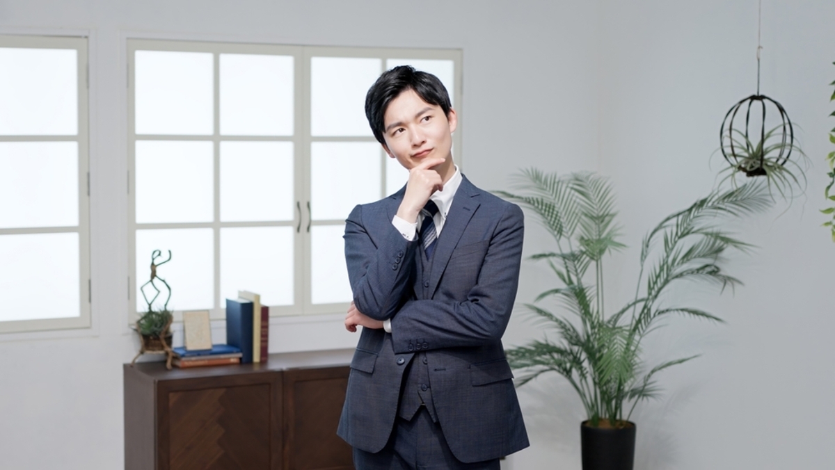 日本における平均年収の実態と、個人が感じる年収ギャップについて思考するビジネスパーソンのイメージ
