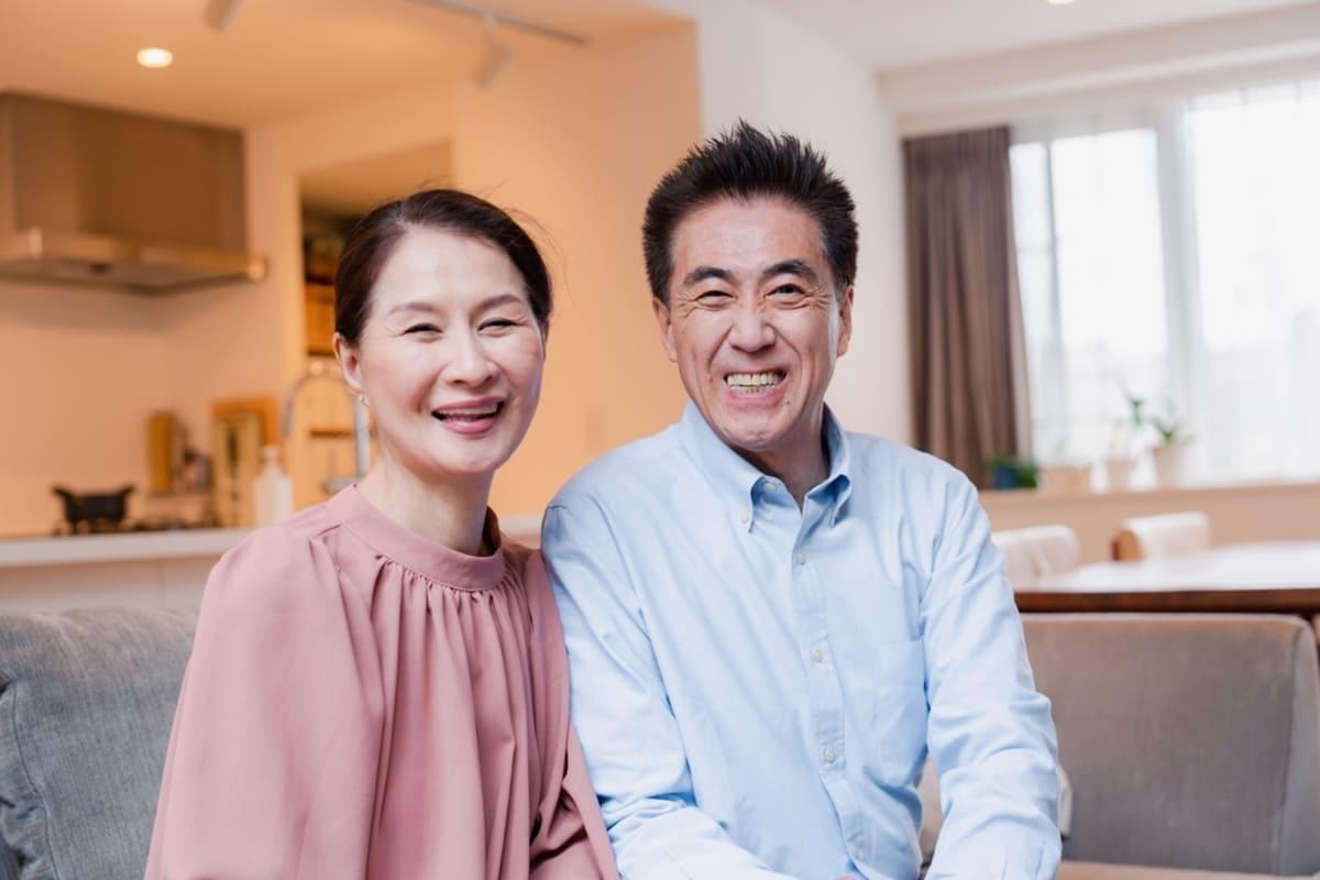 50代の平均年収と700万円の生活レベルについて考察するビジネスパーソン