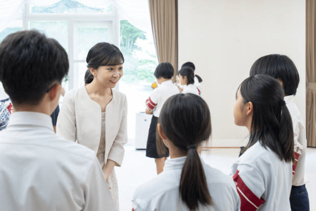 2025年7月30日、沖縄の豆記者との懇談に臨む秋篠宮ご一家と佳子さま