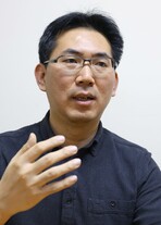 日韓首脳会談で握手を交わす李在明大統領と岸田文雄首相