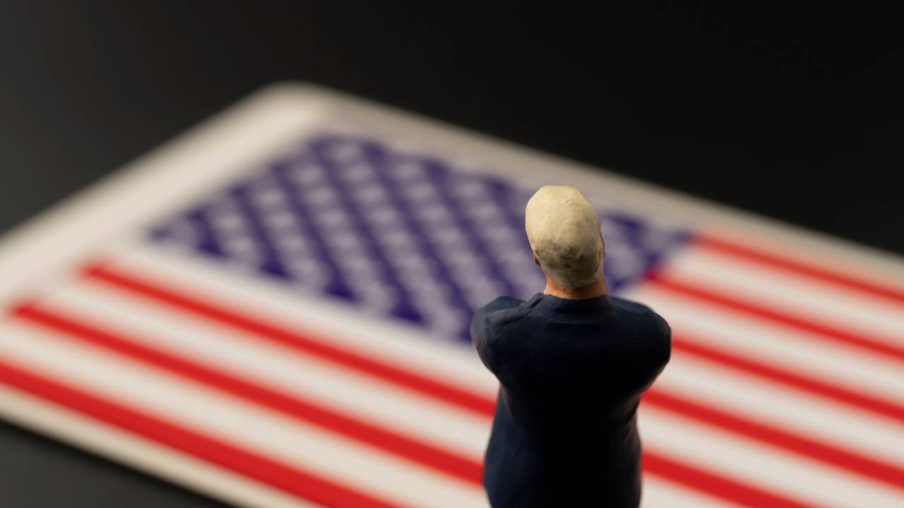 トランプ政権の税制改革と経済への影響を考えるビジネスパーソン