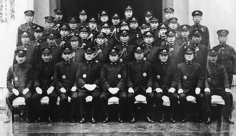 真珠湾攻撃を計画した連合艦隊司令長官山本五十六と幕僚たち