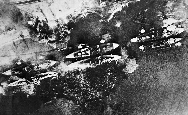 真珠湾攻撃時に炎上するアメリカ太平洋艦隊の戦艦。この奇襲は日本社会に大きな衝撃と高揚感を与えた。