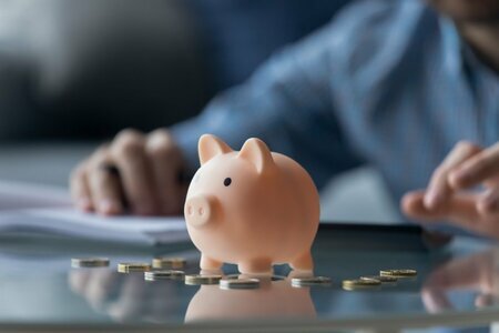 【後期高齢者医療制度】加入対象になるのはどんな人？自己負担割合が2割になる「年金収入+その他の合計所得額」はいくらなのか解説(LIMO)