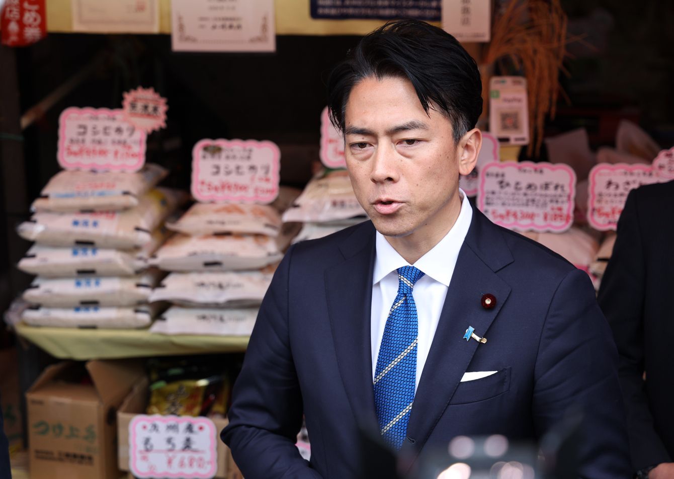 2025年5月、米価高騰の懸念が広がる中、精米店を視察し食料政策について語る小泉進次郎農林水産相