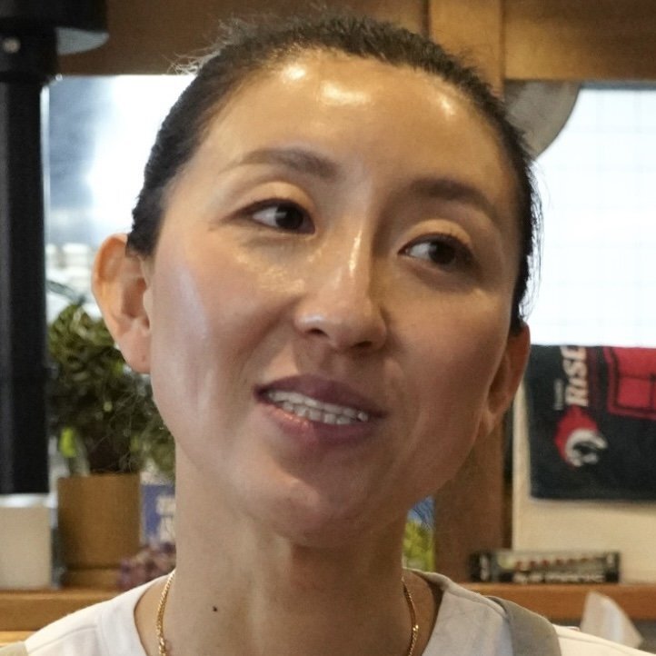 千葉市の人気店「ソルヌン」を経営する脱北女性、文蓮姫さんの肖像。彼女の壮絶な過去と北朝鮮での経験を象徴する一枚。