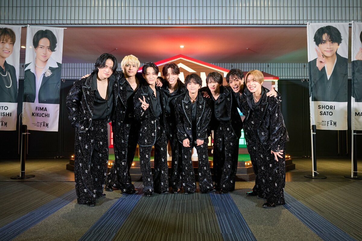 新体制timeleszの8人が横浜アリーナ公演のステージに立つ様子。