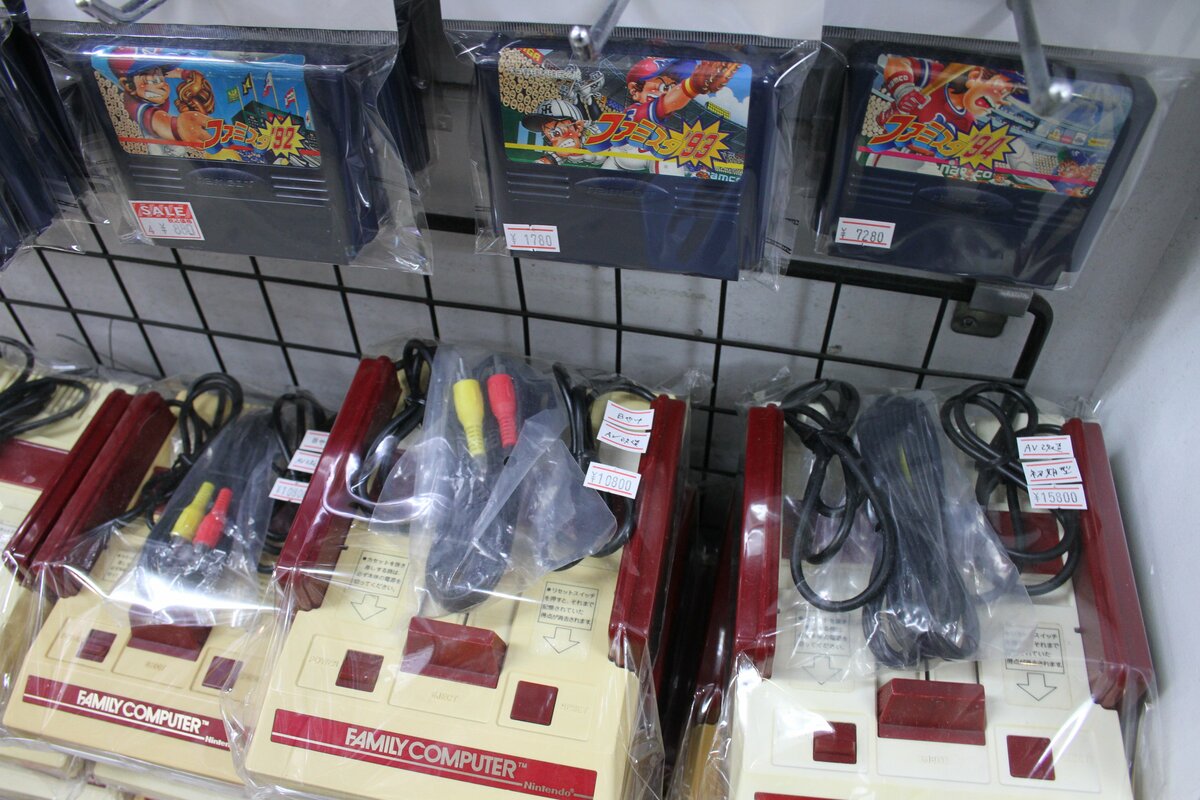 1985年発売のレトロゲーム機「ファミコン」本体が現在も高値で取引される様子