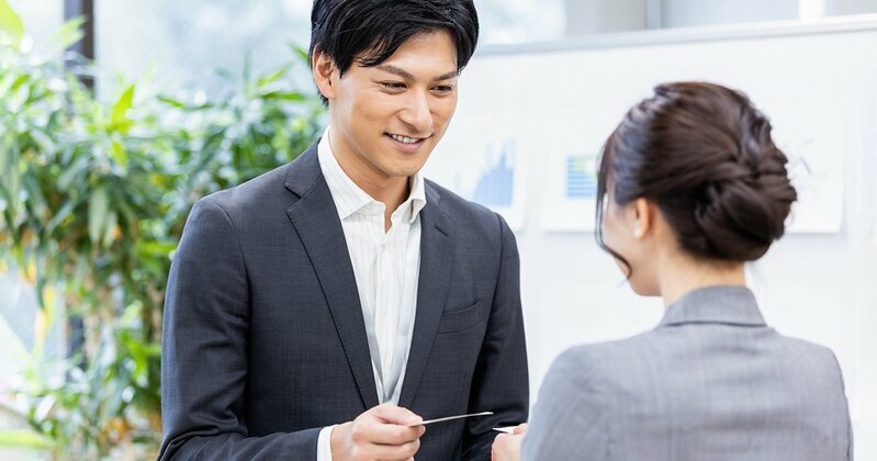 人間関係構築における名前の重要性を語るビジネスパーソンのイメージ