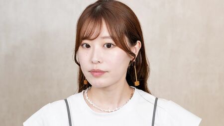 美容師YouTuberのAYAMARさんが、顔の印象の多くを決定づける前髪について語る様子。