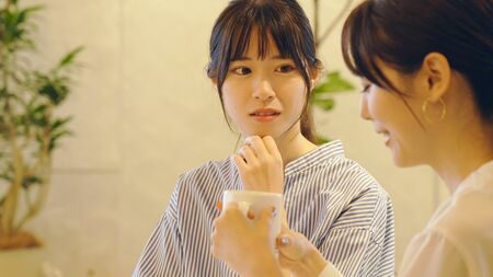 職場の人間関係に悩むビジネスパーソンが、苦手な同僚や上司との適切な距離感を保ち、ストレスを軽減する方法を考える様子