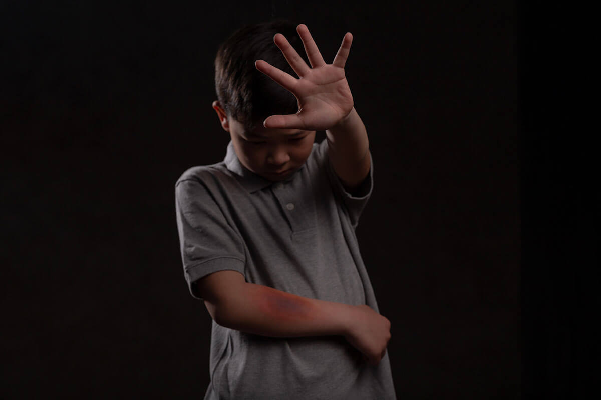 社会問題化する毒親による子どもの虐待のイメージ写真