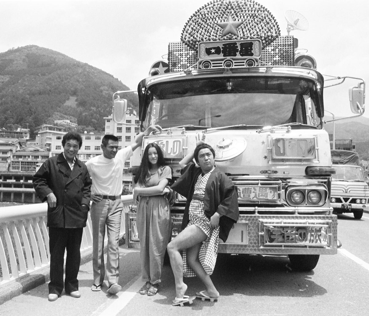「トラック野郎」シリーズの愛川欽也、菅原文太、原田美枝子、せんだみつお。昭和を代表する人気映画の出演者たち。