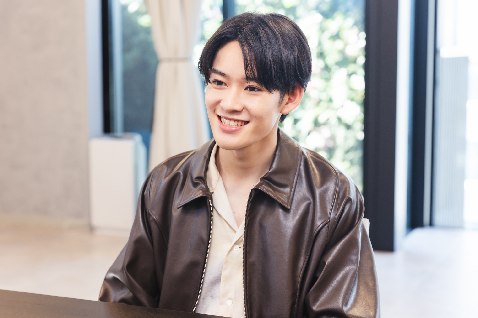 山時聡真さんの撮りおろしショット。『蔵のある街』で初主演を飾る若手俳優の真剣な表情