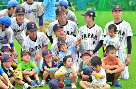 末吉良丞投手ら、笑顔で指導　侍ジャパンＵ18日本代表が野球教室　沖縄・糸満市(沖縄タイムス)