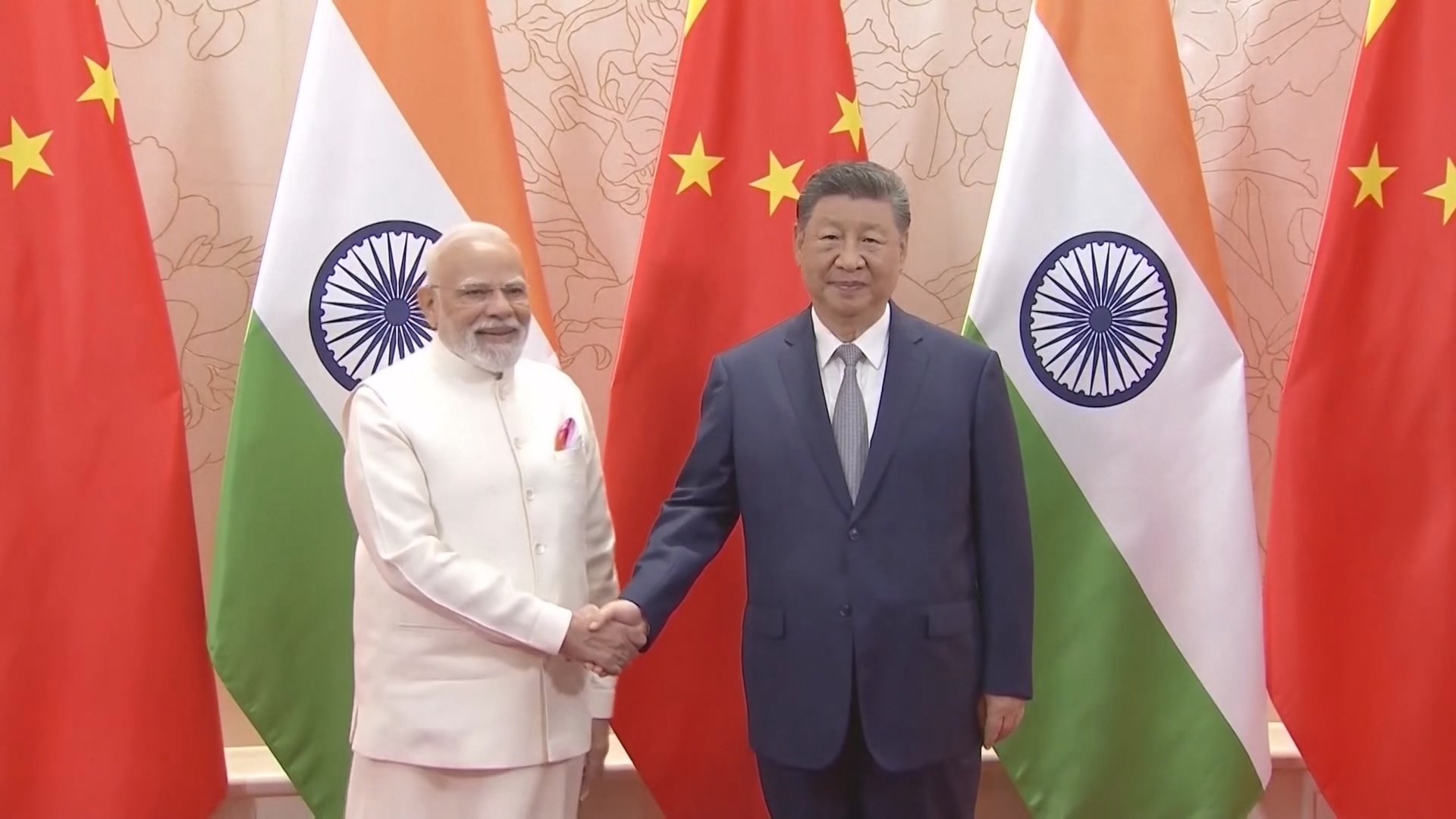 中国の習近平国家主席とインドのモディ首相が会談で握手する様子
