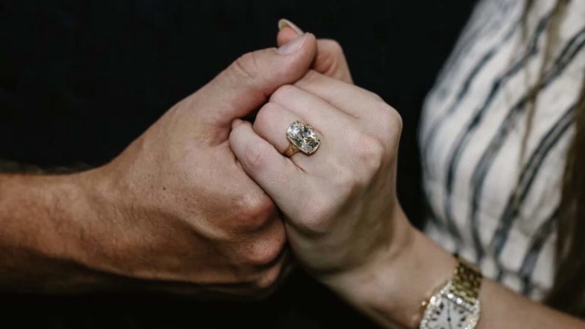 歌手テイラー・スウィフトさんとNFL選手トラビス・ケルシーさんの婚約発表と、注目のマインカット婚約指輪