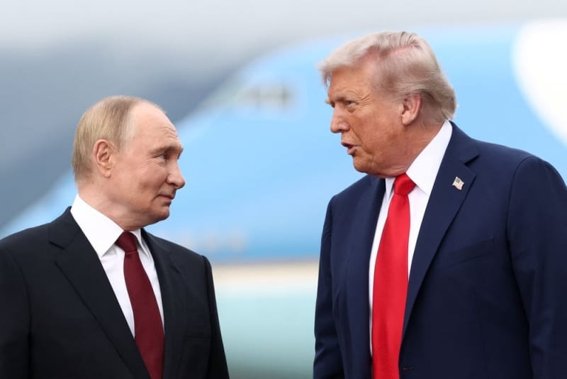 米アラスカ州アンカレジで会談するロシアのプーチン大統領とトランプ前米大統領。両首脳の対話がウクライナ情勢に与える影響が注目される。