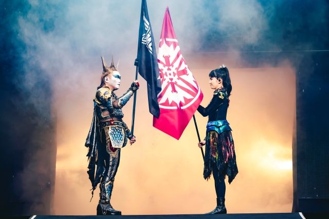 聖飢魔II vs Babyl 悪魔が来たりてベビメタる　お守り　3種 聖飢魔II VS BABY METAL 悪魔が来たりてベビメタる」公式WEBサイト
