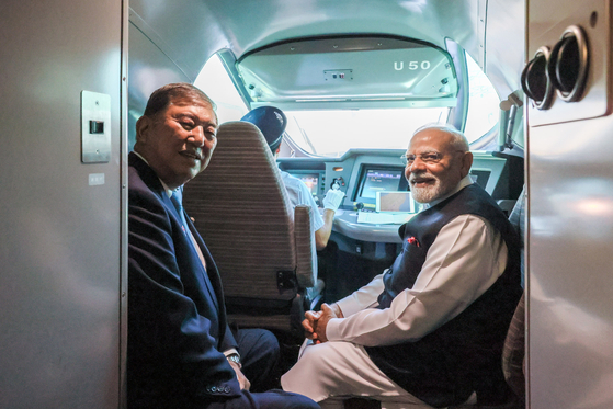 インドのモディ首相と石破茂首相が新幹線内で対話する様子