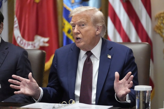 ドナルド・トランプ前米大統領、自身の関税政策の正当性を主張する様子
