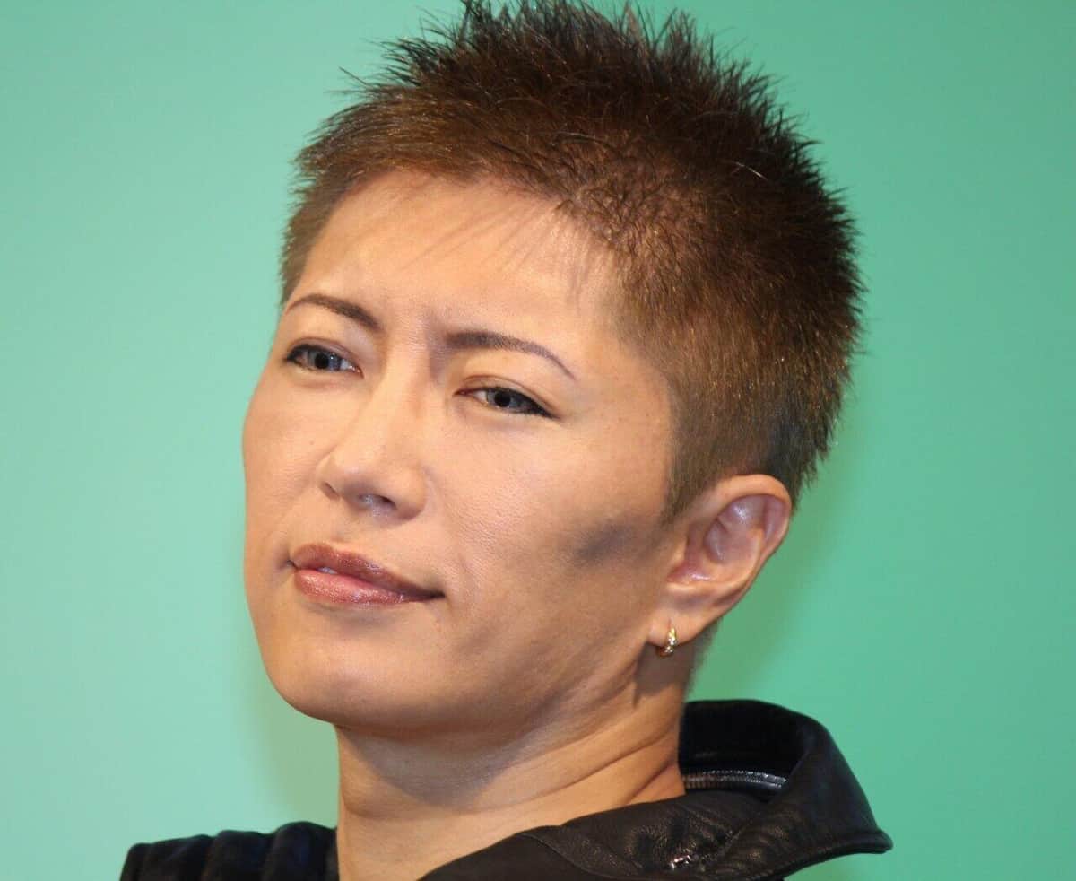 ミュージシャンのGACKTさん。彼の後輩がSNS上の偽アカウントによる400万円詐欺被害に遭いかけた事件を受け、GACKTさん自身が警戒を呼びかけている様子。