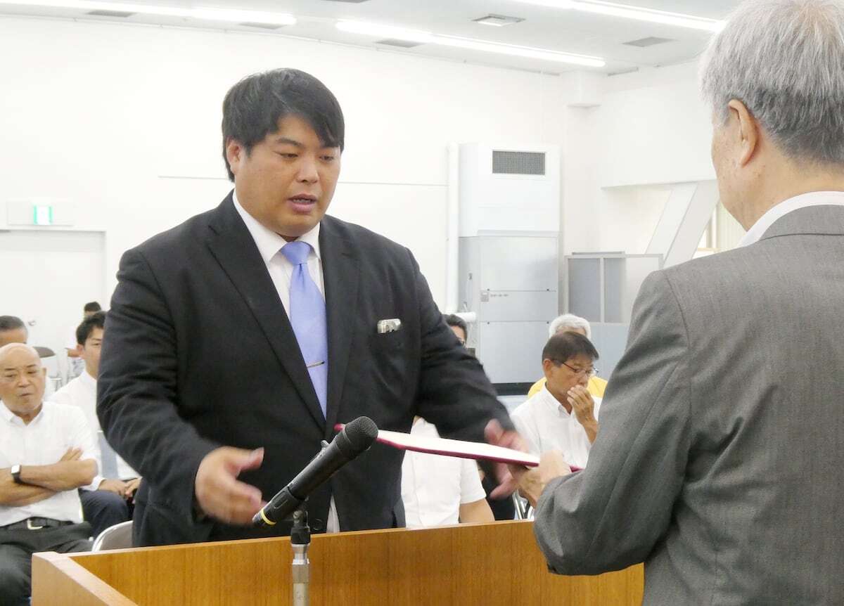 奈良市議選で当選証書を受け取るへずまりゅう氏