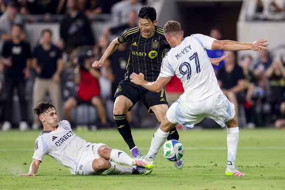 LAFCのホームデビュー戦で相手守備の間をドリブルで突破しようとするソン・フンミン選手