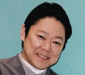 白衣姿でラジオドラマ「やさしいライオン」を聴く「あんぱん」のヤムおじさん（阿部サダヲ）