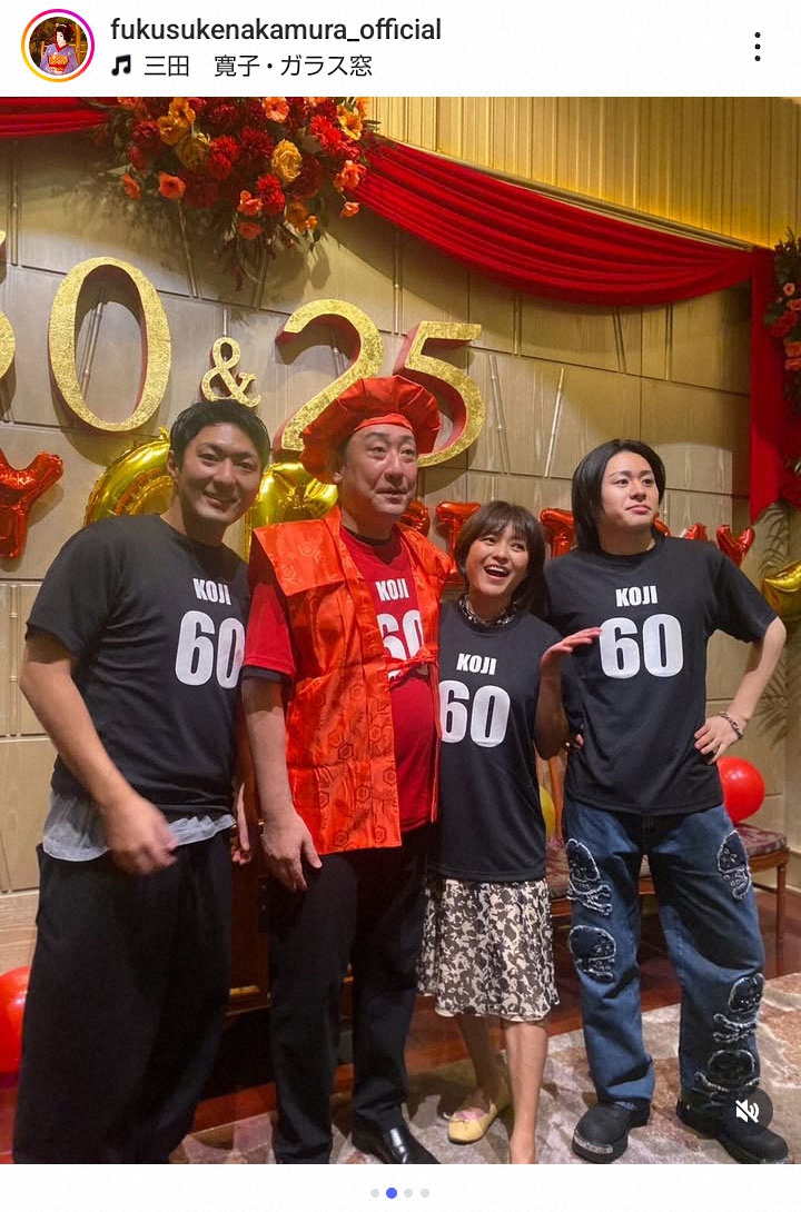 中村福助がインスタグラムで公開した、赤いちゃんちゃんこと大黒頭巾を身につけた中村芝翫の還暦祝い姿