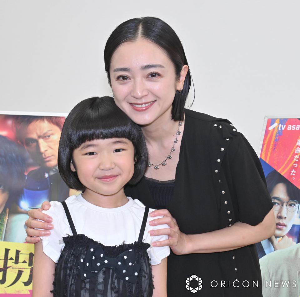テレビ朝日系ドラマ『誘拐の日』最終回前に囲み取材に応じる安達祐実（右）と永尾柚乃。新旧天才子役が共演について語る