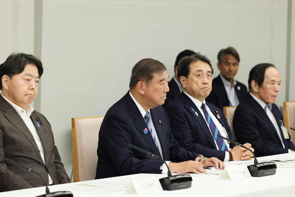 月例経済報告に出席し、深刻な表情を見せる石破総理。自民党総裁選前倒しを巡る党内の混迷が深まる中で、その決断が注目される。