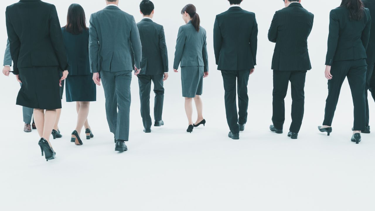 入社後のギャップや職場の課題に直面し、早期離職を考える社員たちのイメージ