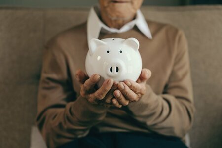 物価上昇と生活保護費用の関連を示す硬貨と紙幣のイメージ