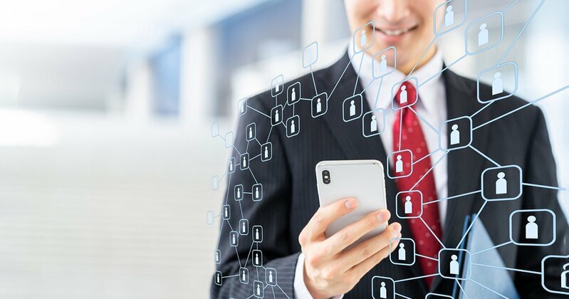 ビジネスにおける人間関係構築と人脈維持の重要性を示す握手のイメージ