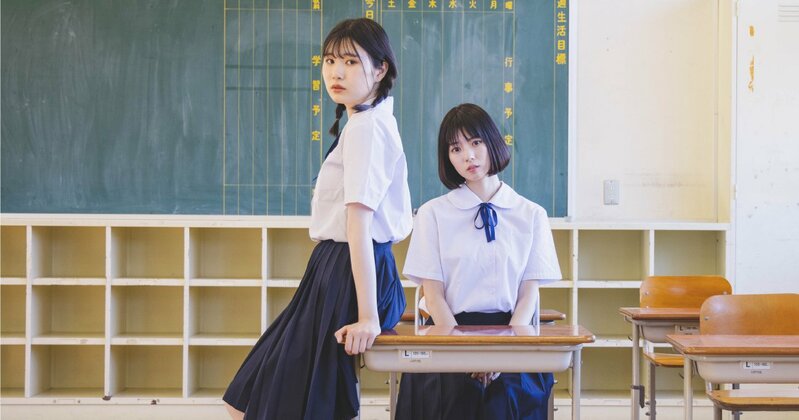 大学受験の参考書を開いて真剣に勉強する高校生